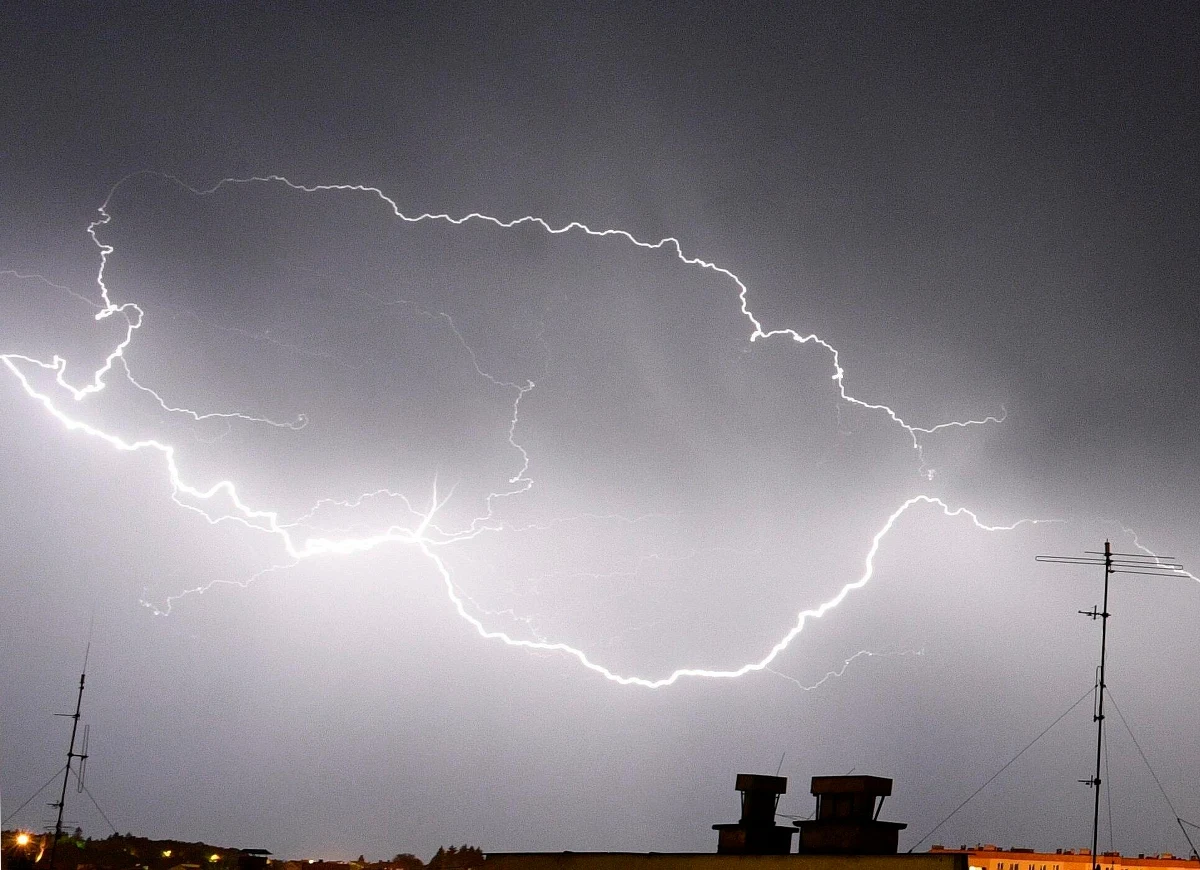 Ostrzeżenia 2. stopnia przed burzami oraz 1. stopnia przed upałami - takie alerty wydał Instytut Meteorologii i Gospodarki Wodnej na rozpoczynający się tydzień. Według zeszłotygodniowych prognoz pogody, miały towarzyszyć nam afrykańskie upały - w większości kraju temperatura miała przekraczać 32°C. Faktycznie - będzie upalnie, ale miejscami również burzowo i niebezpiecznie.