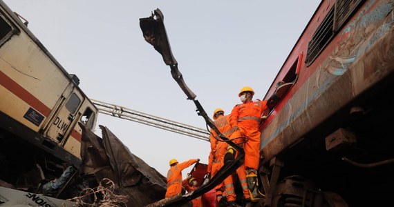 Tragedia na torach w Indiach. Według najnowszych informacji co najmniej 15 osób zginęło w katastrofie kolejowej w stanie Bengal Zachodni. Jadący do Kalkuty pociąg ekspresowy został uderzony z tyłu przez skład towarowy krótko po wyjeździe ze stacji początkowej Siliguri.