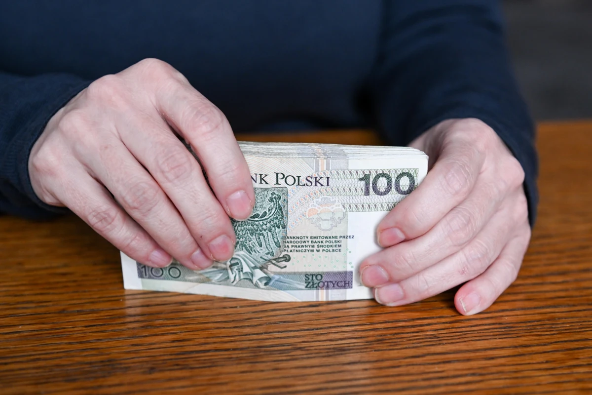 6,78 prc. - o tyle przeciętnie mają wzrosnąć emerytury i renty w przyszłym roku. Wskaźnik waloryzacji ma więc wynieść 106,78 proc. Ile konkretnie wyniesie wtedy m. in. kwota najniższej emerytury, renty rodzinnej, renty z tytułu niezdolności do pracy, renta socjalna czy kwota graniczna świadczenia uzupełniającego? Ministerstwo Rodziny, Pracy i Polityki Społecznej podało konkretne wyliczenia. 