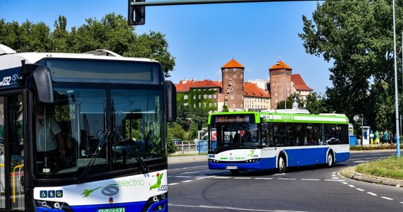 Od 22 czerwca w stolicy Małopolski zmienią się nazwy niektórych przystanków. Z racji zbliżających się wakacji pasażerów komunikacji miejskiej czekają też zmiany dotyczące rozkładu jazdy. Niektóre linie autobusowe i tramwajowe zostaną w tym okresie wyłączone. Zwiększy się za to częstotliwość kursowania linii 300 dowożącej pasażerów na lotnisko Kraków-Balice.