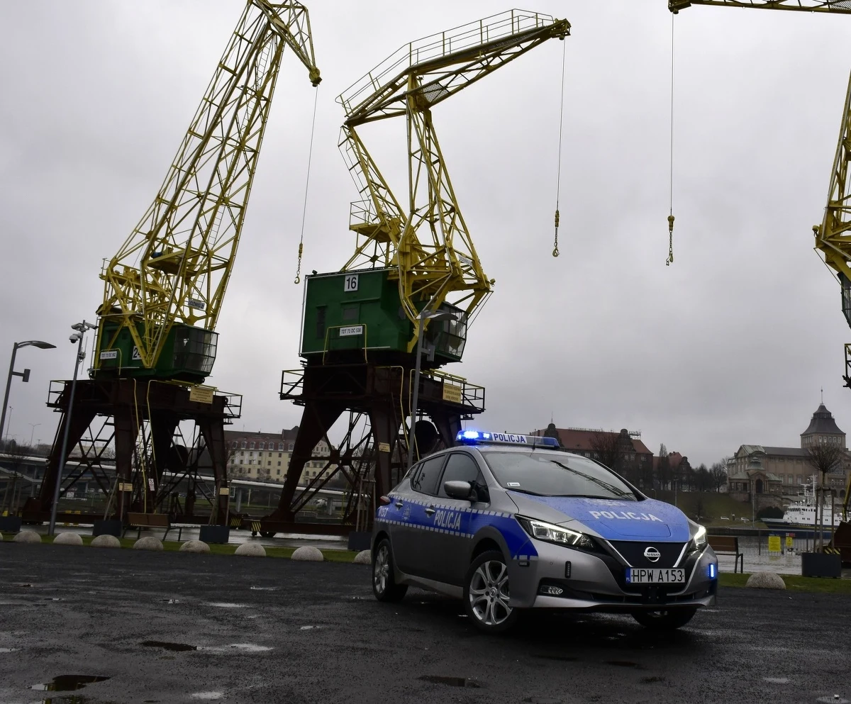 Trzypiętrowe Morskie Centrum Nauki liczy 14 metrów wysokości. To jednak nie przestraszyło pewnego 41-latka, który - mając ponad dwa promile alkoholu w organizmie - postanowił się na nie wspiąć. Ryzykant chciał ukraść kamerę zamieszczoną na obiekcie. 