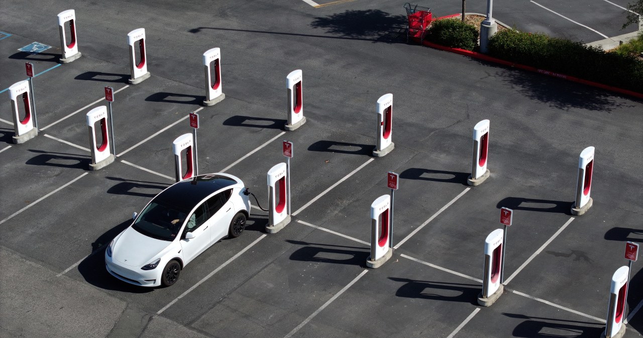 Świat odwraca się od aut elektrycznych. Kierowcy wracają do spalinówek