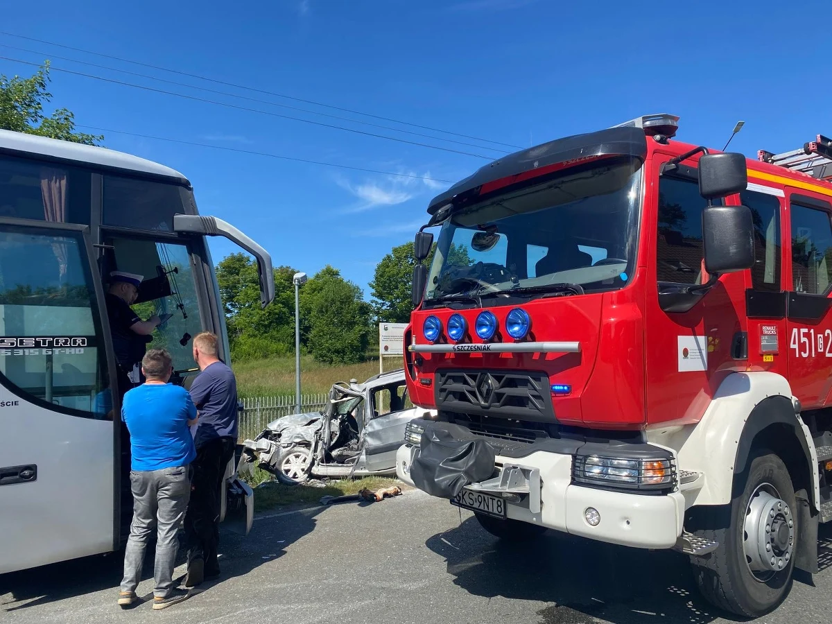 Dwie osoby zostały ranne w wypadku autobusu z samochodem osobowym w Dębogórach (pow. kościerski) na Kaszubach. Droga powiatowa 2201G jest całkowicie zablokowana. 