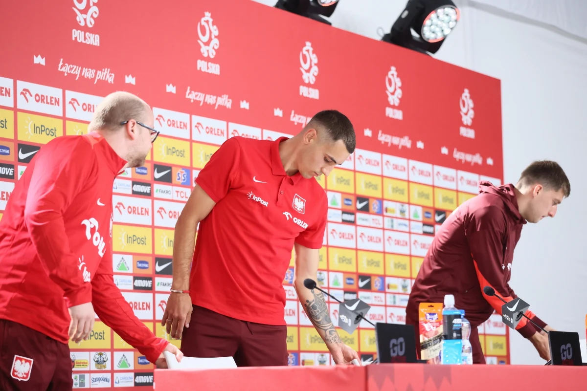 Jakub Kiwior i Taras Romanczuk stawili się na konferencji reprezentacji Polski dzień po porażce 1:2 z Holandią na Euro 2024. Kiwior nie zgadza się z opiniami, że rywale mogli wysoko wygrać.