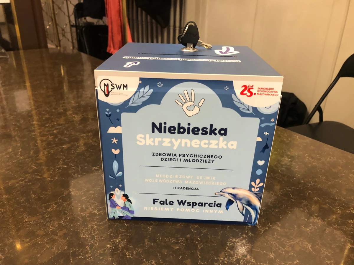 Niebieskie skrzynki - wyglądające jak tradycyjne skrzynki na listy - pojawiły się dzisiaj w ponad siedemdziesięciu szkołach na Mazowszu. To tak zwane skrzynki zdrowia psychicznego. Mają ułatwić uczniom dzielenie się swoimi problemami. O szczegółach informuje reporter RMF FM, Michał Dobrołowicz.