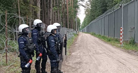 "Oczekujemy konkretów. Niestety konkretów od strony wojewody czy od strony rządu nie mamy żadnych i co jest dla nas dziwne – nie mamy z kim nawet rozmawiać" - mówi Sławomir Droń w Rozmowie w południe w Radiu RMF24 o wsparciu przedsiębiorców z Podlasia. "Narracja jest taka, że my tutaj mamy wszystko pozamykane, a przecież turyści, którzy tu przyjeżdżają, jeżdżą na rowerach, chodzą po szlakach, które są dostępne. Strefa obejmuje 200 metrów przy samej granicy" - dodaje właściciel obiektu w Białowieży.