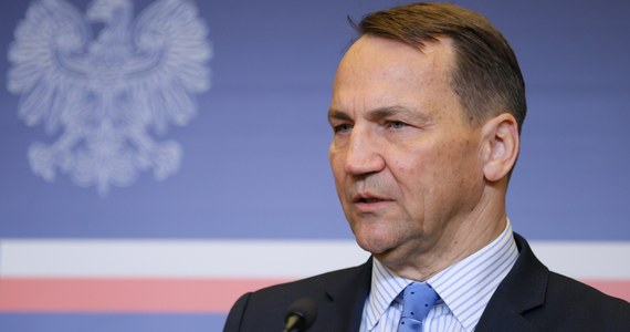 Polska domaga się od Białorusi wydania zabójcy polskiego żołnierza. Jak poinformował w poniedziałek szef MSZ Radosław Sikorski, strona białoruska zareagowała na polski apel w "sposób niesatysfakcjonujący". Pod adresem Warszawy padły oskarżenia.