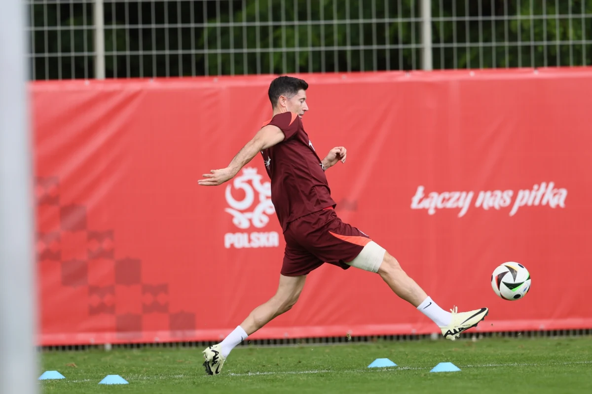 Wreszcie dobre wieści dla polskiej reprezentacji. Robert Lewandowski, który z powodu kontuzji nie zagrał w niedzielnym meczu Euro 2024 z Holandią, w poniedziałek trenował już z piłką. 