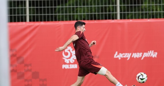 Wreszcie dobre wieści dla polskiej reprezentacji. Robert Lewandowski, który z powodu kontuzji nie zagrał w niedzielnym meczu Euro 2024 z Holandią, w poniedziałek trenował już z piłką. 