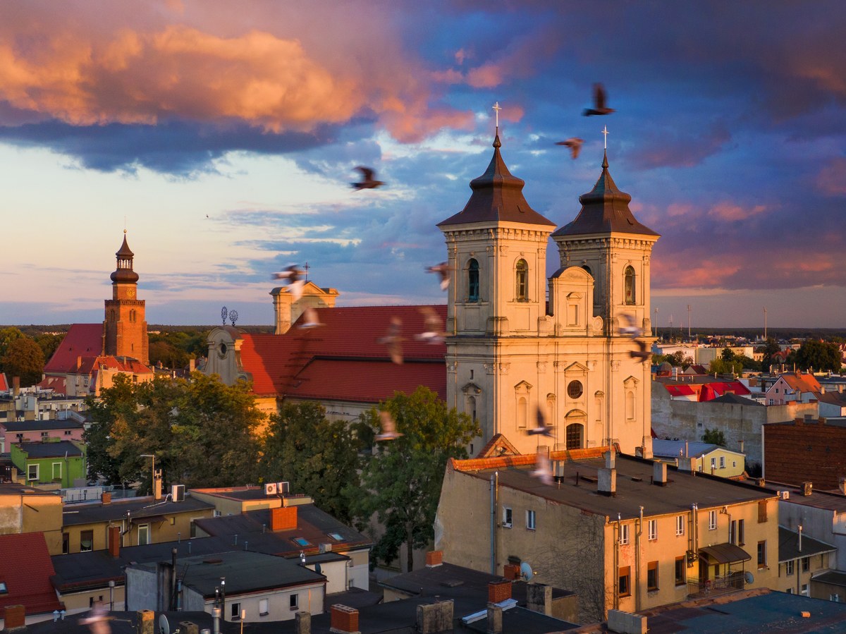 7 godzin zamiast 8 - tyle dziennie od 1 lipca będą pracować zatrudnieni w Urzędzie Miasta Leszna pracownicy. "To pilotażowe działanie. Najbliższe miesiące pokażą, czy takie rozwiązanie wpłynie pozytywnie na wydajność i efektywność pracy" - poinformował prezydent Leszna, Grzegorz Rusiecki.
