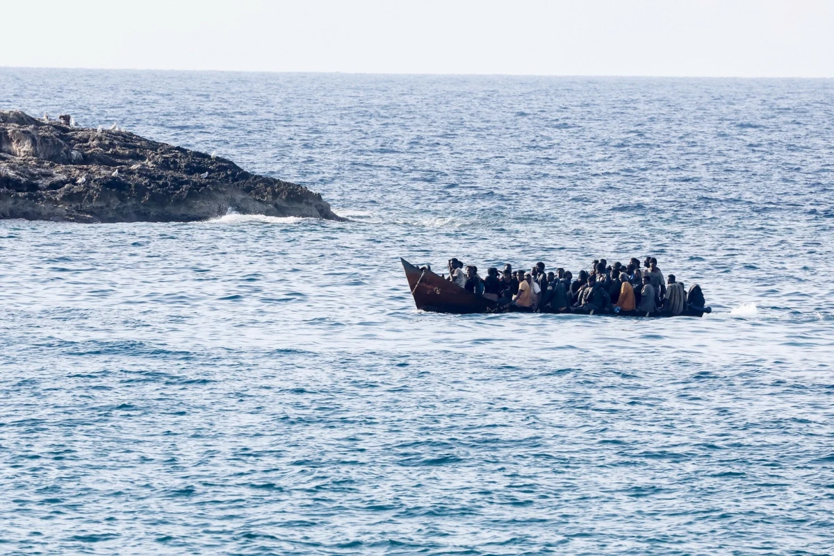 Aż 70 ofiar i zaginionych przyniosły dwa wypadki na Morzu Śródziemnym, o których donoszą w poniedziałek włoskie media. 100 mil od wybrzeży Kalabrii wywrócił się jacht płynący z Turcji, którym podróżowało wiele osób. Z relacji rozbitków wynika, że zaginionych jest 66 osób, w tym 26 dzieci. Na południe od wyspy Lampedusa statek humanitarny udzielił pomocy łodzi z migrantami. Przeprawy z Afryki nie przeżyło dziesięciu z nich.