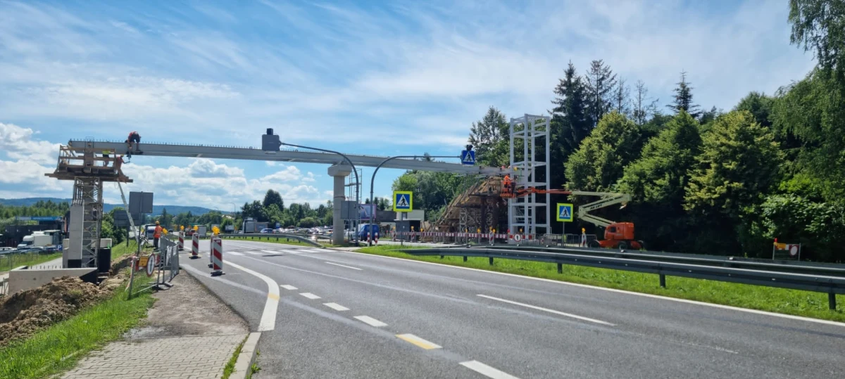 Od wtorku rano do czwartkowego popołudnia, do jednego pasa zostanie zwężona każda z jezdni drogi krajowej numer 7 w Głogoczowie koło Krakowa. Utrudnienia są związane z budową kładki dla pieszych. 