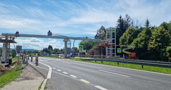 Od wtorku rano do czwartkowego popołudnia, do jednego pasa zostanie zwężona każda z jezdni drogi krajowej numer 7 w Głogoczowie koło Krakowa. Utrudnienia są związane z budową kładki dla pieszych. 