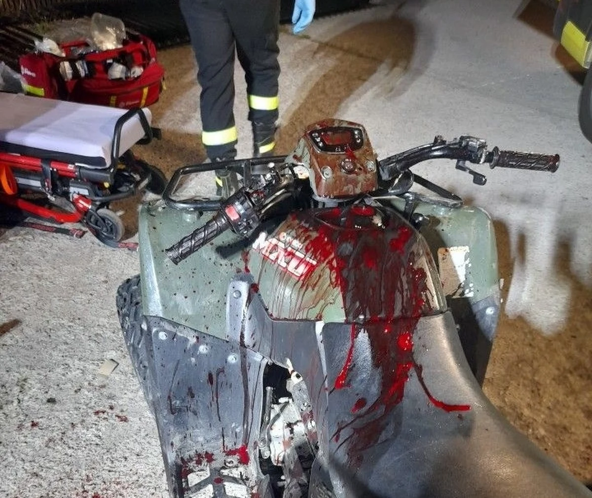 Nastolatek jechał quadem bez uprawnień. Co więcej, nie miał na głowie kasku. Rozpędzony uderzył w zamkniętą bramę posesji przedszkola i w ciężkim stanie trafił do szpitala. Jak poinformowała w poniedziałek policja, do zdarzenia doszło w weekend, w Potworowie, w województwie mazowieckim.