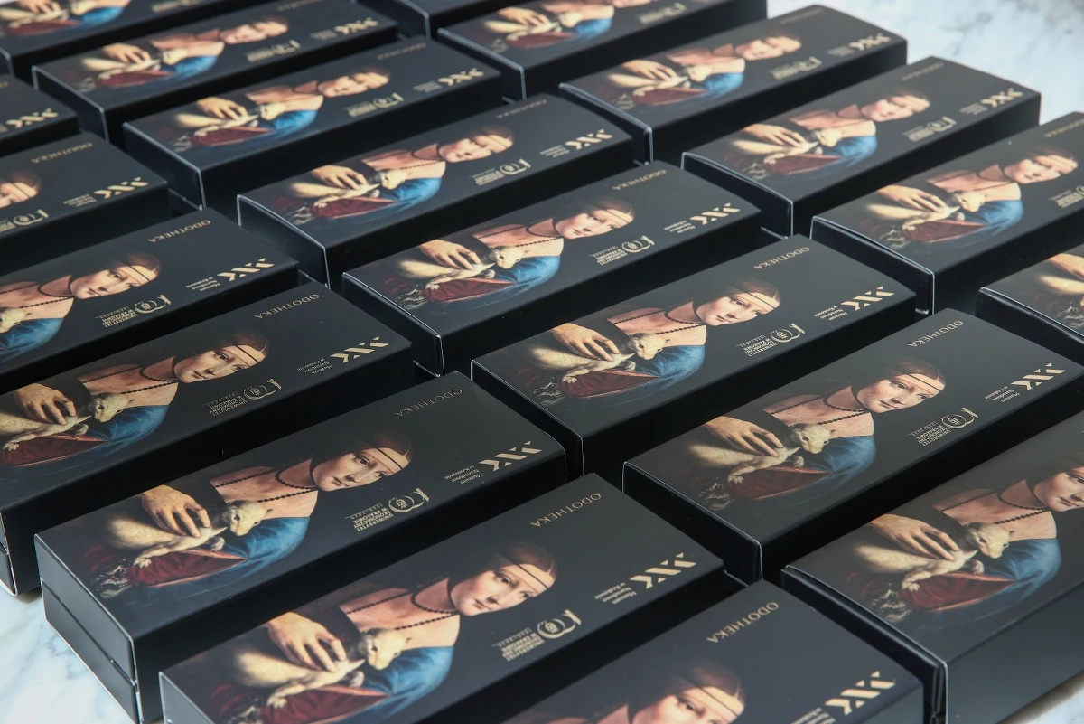 Woń deski orzechowej, farb i werniksu - tak pachnie "Dama z gronostajem", słynne dzieło Leonardo da Vinci. Wyjątkowy zapach został zamknięty we flamastrze. Po otwarciu pisaka można poczuć, jak pachnie obraz. 