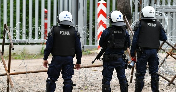 Jest projekt zmian w przepisach dotyczących procedury użycia broni przez żołnierzy, policję i strażników granicznych. W opublikowanym na rządowych stronach internetowych projekcie ustawy mowa też jest m.in. o prowadzeniu operacji wojskowych w czasie pokoju. Propozycje zmian mają być tematem środowego posiedzenia rządu.