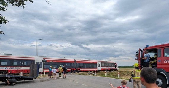 Ruch pociągów na linii kolejowej łączącej Poznań z Grodziskiem Wielkopolskim przez ponad dwie godziny był wstrzymany. Między Stęszewem a Granowem ciężarówka zderzyła się z pociągiem. Nikt nie został poszkodowany.