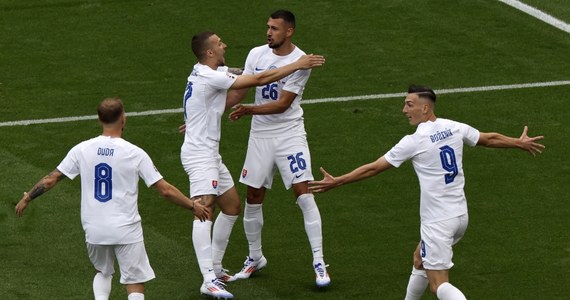 Na stadionie we Frankfurcie skończył się drugi mecz grupy E. Ogromną niespodziankę sprawili Słowacy, którzy wygrali z Belgami 1:0. Nasi południowi sąsiedzi prowadzili od 7. minuty. Czerwone Diabły miały swoje sytuacje na gole kontaktowe. Choć Romelo Lukaku dwukrotnie umieścił piłkę w siatce, sędzia, po konsultacji z VAR-em, nie uznał żadnej z bramek.