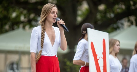 Dzień po wernisażu wystawy "Łzy szczęścia" w Zachęcie niezidentyfikowane osoby zdewastowały pracownię artystki Jany Shostak. "Narysowano sierp i młot na moich notatkach, napisano wrogie hasło, pocięto znajdujące się tam polaroidy i pomalowano elementy pracowni sprayem" - relacjonuje Jana Shostak.