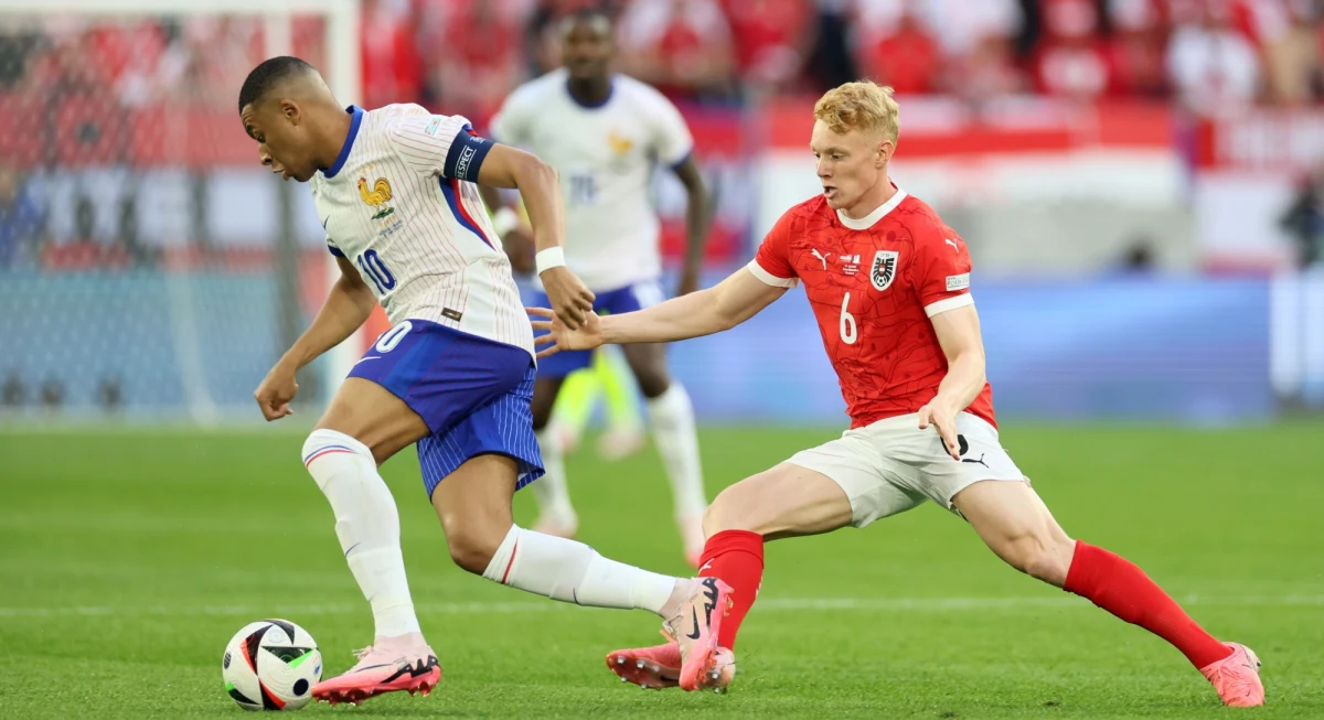Tylko jeden gol padł w spotkaniu grupowych rywali Polaków - choć bramkę strzelił Austriak, to mecz wygrali... Francuzi. "Trójkolorowym" w zwycięstwie pomogło samobójcze trafienie Maximiliana Woebera. Więcej sytuacji stworzyli podopieczni Didiera Deschampsa, ale długimi fragmentami spotkanie było wyrównane.