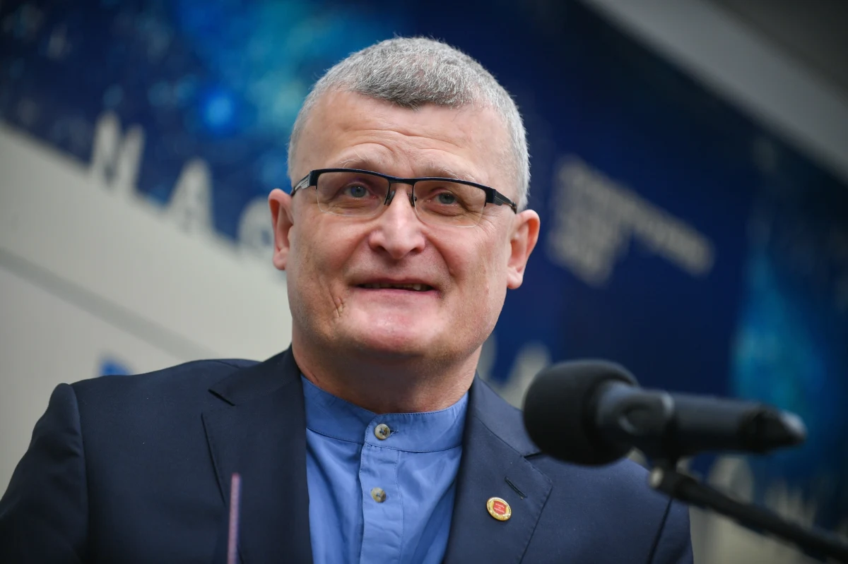 "Dr n. med. Paweł Grzesiowski rozpoczyna pracę na czele Państwowej Inspekcji Sanitarnej" - poinformowało w poniedziałek wieczorem Ministerstwo Zdrowia. Nowy szef instytucji jest m.in. laureatem nagrody "Wielkiego Edukatora" Stowarzyszenia Dziennikarzy dla Zdrowia.