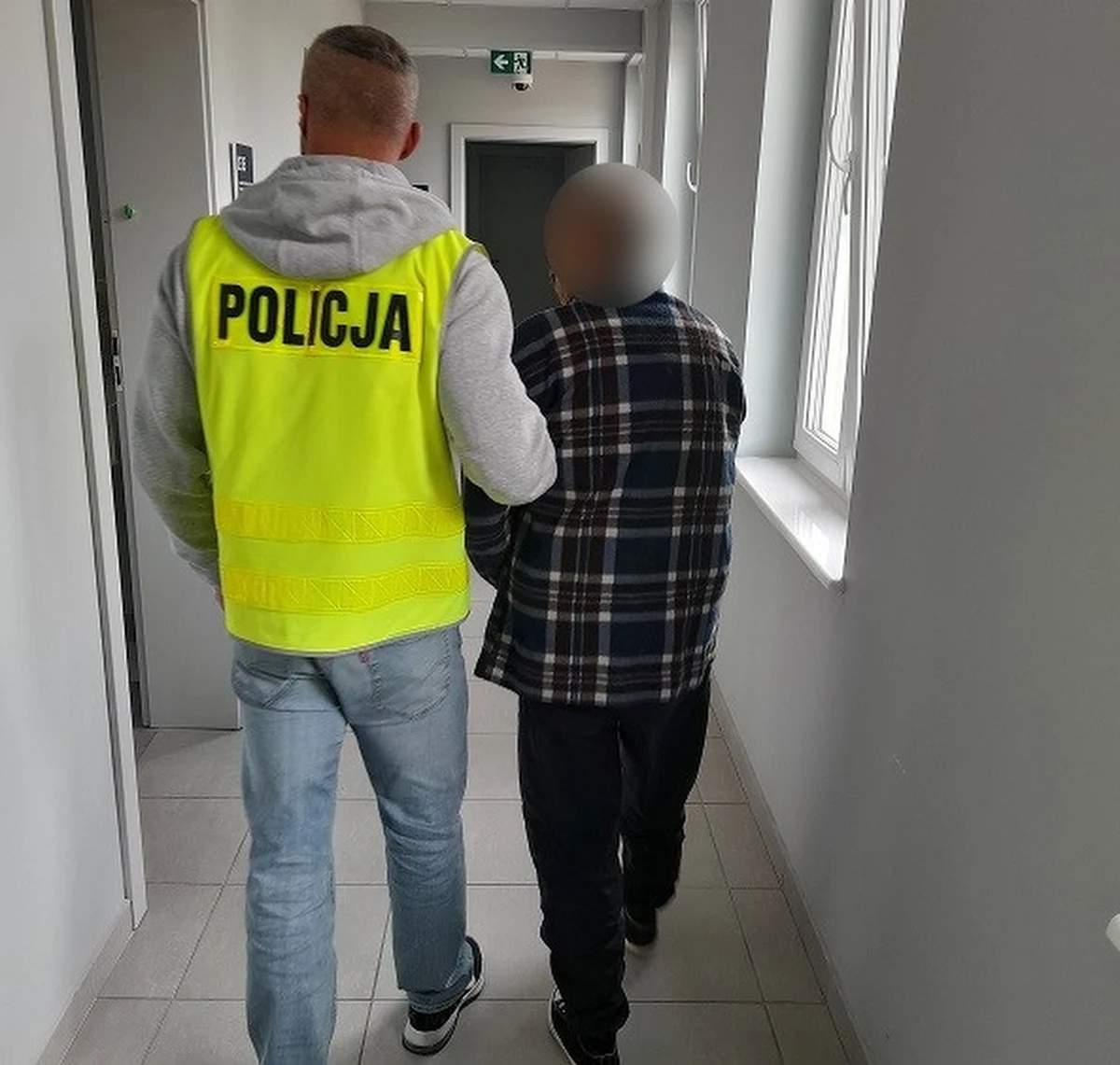 Policjanci zatrzymali 70-latka, który znęcał się nad psem. Mieszkaniec Pruszcza Gdańskiego bił go szklaną butelką. Podejrzany usłyszał zarzut znęcania się nad zwierzęciem, za co grozi do 3 lat więzienia.