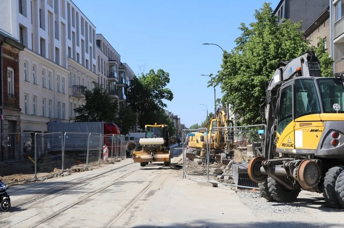 Kierowców czekają spore zmiany na Alejach Trzech wieszczów i ul. Królowej Jadwigi. W najbliższą sobotę, 22 czerwca, zmieni się organizacja ruchu na dwóch ważnych skrzyżowaniach: Krasińskiego – Kościuszki – Konopnickiej oraz Królowej Jadwigi – Księcia Józefa – Kościuszki. Będą też zmiany dla pieszych. 
