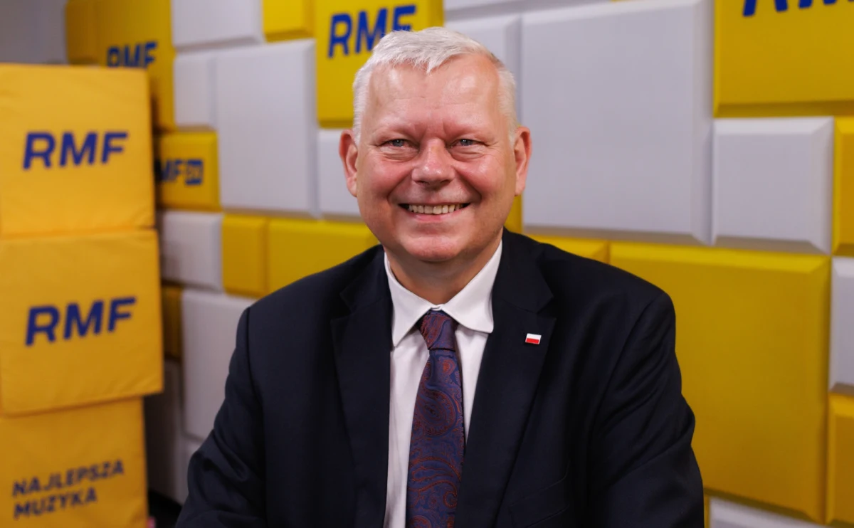 "Jarosław Kaczyński łagodzi konflikty", Marek Suski nie przeprosi Macieja Wąsika, ale cieszy się, że "miał dobry wynik w wyborach" do europarlamentu, w wyborach "był remis", a po połączeniu Prawa i Sprawiedliwości i Suwerennej Polski powstanie "Ocalenie Rumunii". Poranna rozmowa w RMF FM, w której gościem był Marek Suski, przybrała nieoczekiwany obrót, ale z chaosu wyłania się obraz partii Jarosława Kaczyńskiego, która aktualnie nie jest monolitem.