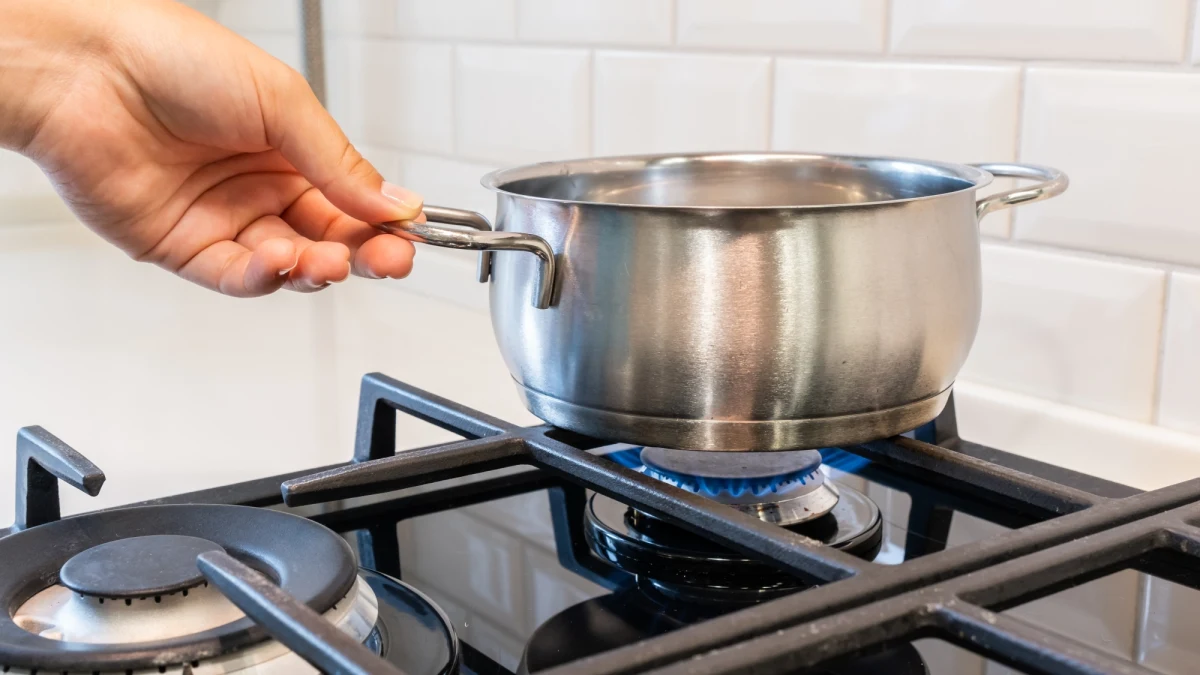 80-latka zostawiła odkręcony kurek kuchence gazowej w mieszkaniu w bloku w Oświęcimiu i wyszła na kilka godzin do rodziny. Woń wyczuła na szczęście sąsiadka. Służby ratunkowe siłowo weszły do mieszkania, by zażegnać niebezpieczeństwo. 