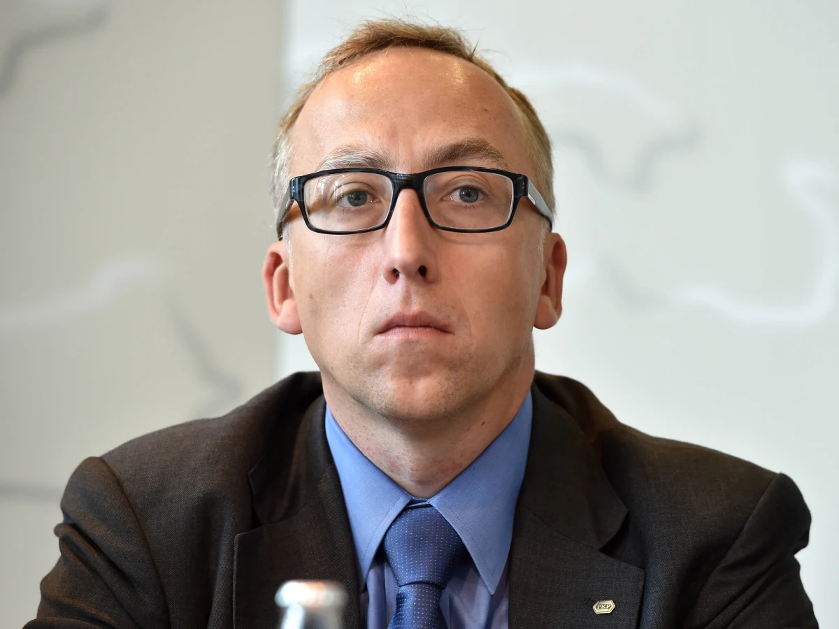 Nawet 30 proc. pracowników PKP Cargo w ciągu najbliższych tygodni ma trafić na tak zwane postojowe. Nie będą pracować, otrzymają tylko część pensji. "11 lat temu zarząd PKP S.A., którym kierowałem, sprzedał 67 proc., czyli dwie trzecie spółki na Giełdzie Papierów Wartościowych w Warszawie po średnio 70 zł za akcję. Pan prezes Jarosław Kaczyński uważał, że to za mało; mówił, że Tusk wyprzedaje PKP Cargo za darmo. W momencie, gdy PiS przestał rządzić PKP Cargo, pod koniec marca tego roku, akcje były po 12 zł" - mówi o przyczynach kryzysu w PKP Cargo dr Jakub Karnowski, były prezes PKP. Według gościa Piotra Salaka kłopoty PKP Cargo są pokłosiem tego, że "rządzili nim politycy".