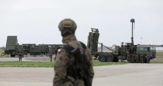 Element obrotowy anteny zestawu przeciwlotniczego poważnie ranił żołnierza 8. Koszalińskiego Pułku Przeciwlotniczego. Do wypadku doszło w trakcie szkolenia z pracy bojowej w Zegrzu Pomorskim - poinformowała 12. Szczecińska Dywizja Zmechanizowana.