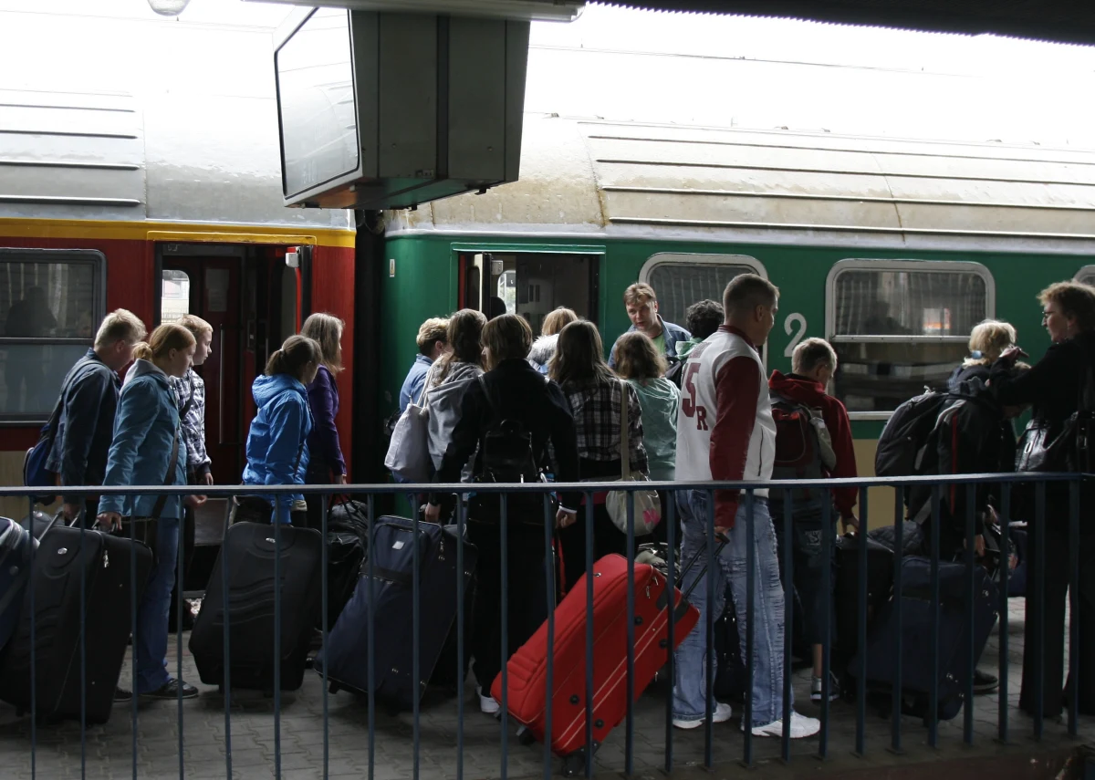 "Papa odjechał..." - te słowa powtarzał mały chłopiec, do którego dotarli częstochowscy policjanci. Był zagubiony, zapłakany i zdezorientowany. Okazało się, że kiedy pociąg zatrzymał się na stacji "Częstochowa", dziecko na chwilę wyszło na peron. Skład odjechał zgodnie z rozkładem, jednak chłopczyk nie zdążył do niego wsiąść.