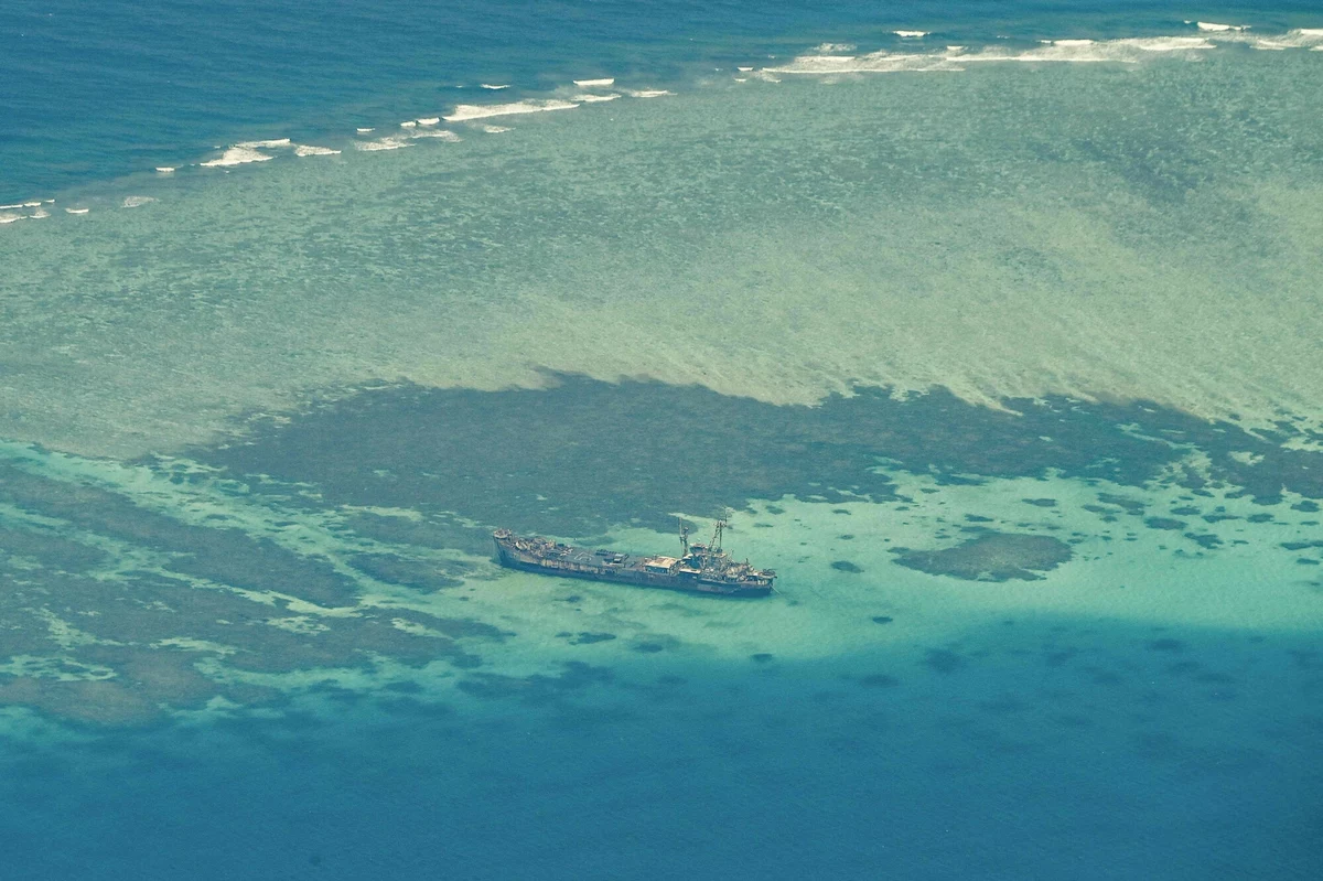Stumetrowa kupa złomu, osiadła na mieliźnie jednej z wysp archipelagu Spratly, od 1999 roku doprowadza do szału władze w Pekinie. Wrak należy do marynarki wojennej Filipin, znajduje się na terytorium, do którego roszczenia zgłaszają Chiny i chociaż wygląda z daleka jak prawdziwy statek widmo - stanowi placówkę filipińskiej piechoty morskiej, na której wciąż pracują ludzie. Na Morzu Chińskim rośnie napięcie między globalnym mocarstwem i niewielkim państwem wyspiarskim, do zamieszania dołączyły Stany Zjednoczone, a skorodowany wrak Sierra Madre stał się symbolem oporu wobec potęgi ChRL.
