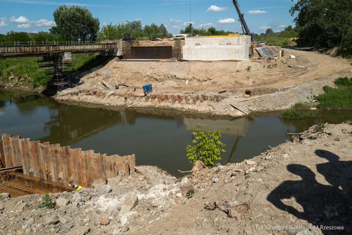 Jak informuje Urząd Miasta na budowie Wisłokostrady trwają już m.in. prace przy budowie dwujezdniowej estakady, która przebiegać będzie nad linią kolejową Kraków-Medyka. Budowany jest też m.in. nowy most Załęski oraz most przebiegający nad rzeką Młynówką.