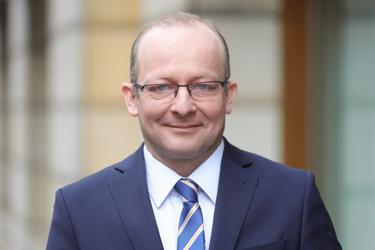 "Wszystkie tropy prowadzą do Federacji Rosyjskiej" - powiedział Paweł Olszewski, wiceminister cyfryzacji o cyberataku na TVP w momencie, gdy rozpoczynał się niedzielny mecz Polski z Holandią podczas Euro. Polityk był gościem Bogdana Zalewskiego w Rozmowie o 7:00 w Radiu RMF24. "Był to atak DDoS, mający na celu wyłączenie usługi, czyli uniemożliwienie oglądania meczu przez internet polskim obywatelom. Ten atak został bardzo szybko odparty" - mówił.