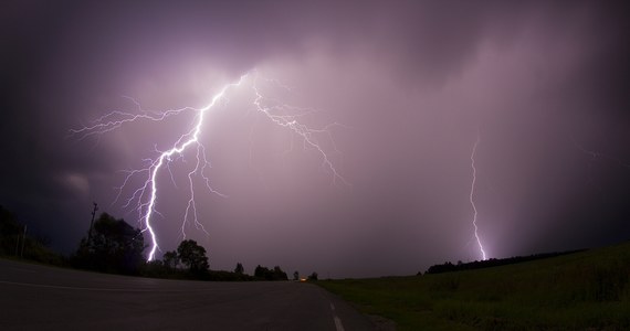 Instytut Meteorologii i Gospodarki Wodnej wydał ostrzeżenia drugiego stopnia przed burzami dla 10 województw. Poinformował, że nad zachód Polski nadciąga z Niemiec silny układ burzowy, któremu towarzyszyły będą nawałnice. Według IMGW wkroczy on w rejon pogranicza województw lubuskiego i dolnośląskiego. Porywy wiatru w burzach mogą dochodzić do 90-100 km/h.