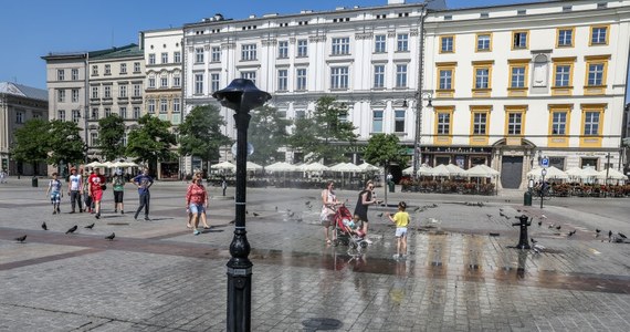 Robi się coraz cieplej. Do Krakowa dotarły afrykańskie upały. Z tego powodu na krakowskich ulicach pojawiły się dziś kurtyny wodne.