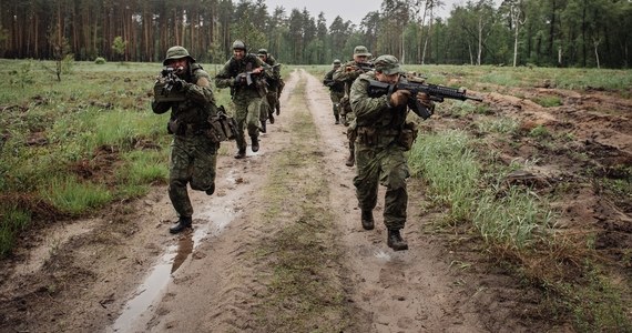 Serwis DeepState monitorujący ruchy wojsk w Ukrainie informuje o utworzeniu przez Rosjan "pięści uderzeniowej". 10 tys. żołnierzy i setki sztuk sprzętu przygotowywane są w obwodzie ługańskim w jednym celu - zdobyć Borową w obwodzie charkowskim, wyzwoloną w październiku przez siły ukraińskie.