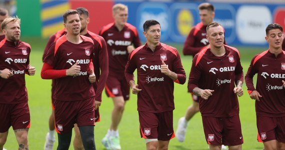 Piłkarze reprezentacji Polski sprawili we wtorek fotoreporterom nie lada gratkę, przyjeżdżając na trening w Hanowerze rowerami. W zajęciach brał udział - już z całą drużyną - Robert Lewandowski. Lekarz kadry narodowej już wczoraj zapowiadał, że kapitan Biało-Czerwonych powinien być gotowy na piątkowy mecz z Austrią.