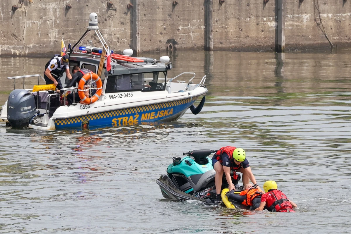 W Porcie Praskim w Warszawie odbyły się dziś ćwiczenia służb ratunkowych. Policja rzeczna, Wodne Ochotnicze Pogotowie Ratunkowe i straż pożarna prezentowały nowy sprzęt, a także inscenizowane scenki, pokazujące jak wygląda akcja ratunkowa na wodzie. 
