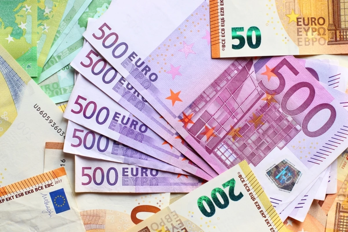 32-letnia Marlene Engelhorn, austriacko-niemiecka milionerka, rozdała blisko 25 mln euro z fortuny, którą odziedziczyła po babci. Pieniądze trafiły do organizacji pozarządowych. O ich wyborze zdecydowała rada obywatelska, składająca się z 50 Austriaków.
