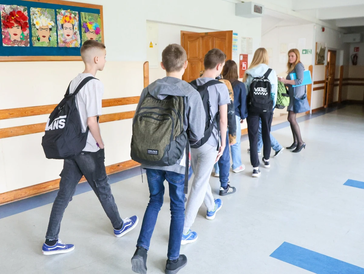 1000, 1540 lub 2540 zł dla ucznia - o takie właśnie wsparcie mogą ubiegać się gminy z terenów poszkodowanych wskutek powodzi, gradobicia, deszczów nawalnych czy huraganów. 