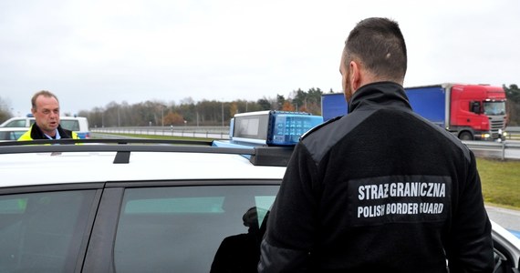 Nie milkną echa piątkowego zdarzenia z zachodniopomorskiego Osinowa Dolnego, gdzie niemieccy policjanci pozostawili grupę imigrantów z Afganistanu. Incydent był tematem dzisiejszej rozmowy komendanta głównego straży granicznej z szefem niemieckiej policji. SG w komunikacie przekazała, że "strona niemiecka wyraziła ubolewanie z powodu zaistniałego zdarzenia".