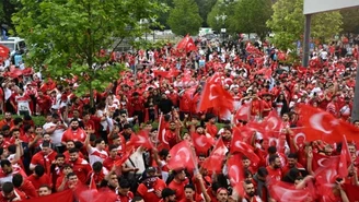 Turecki taniec w Dortmundzie. Ogień, race, szaleństwo. Nagle się rozstąpili
