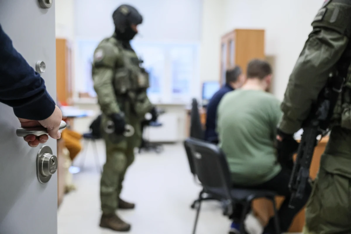 Funkcjonariusze Centralnego Biura Śledczego Policji i Krajowej Administracji Skarbowej zatrzymali dziewięć osób w śledztwie dotyczącym nielegalnego obrotu fakturami VAT. Śledczy przekonują, że podejrzani mogli spowodować straty budżetowe na kwotę ponad 2 mln zł.