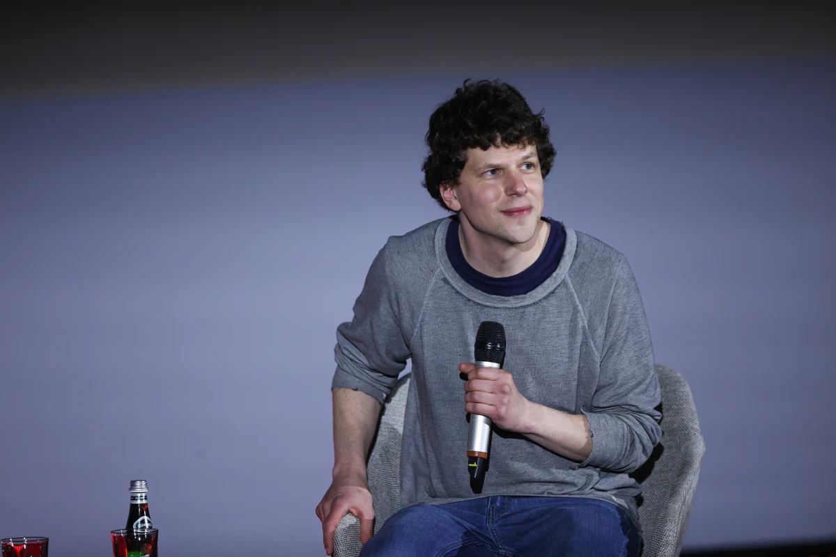 Do sieci trafił zwiastun kręconego w Polsce filmu "Prawdziwy ból" Jessego Eisenberga. Aktor znany szerokiej publiczności z roli Marka Zuckerberga w filmie "The Social Network" odpowiada nie tylko za scenariusz i reżyserię. Zagrał też jedną z głównych ról. 