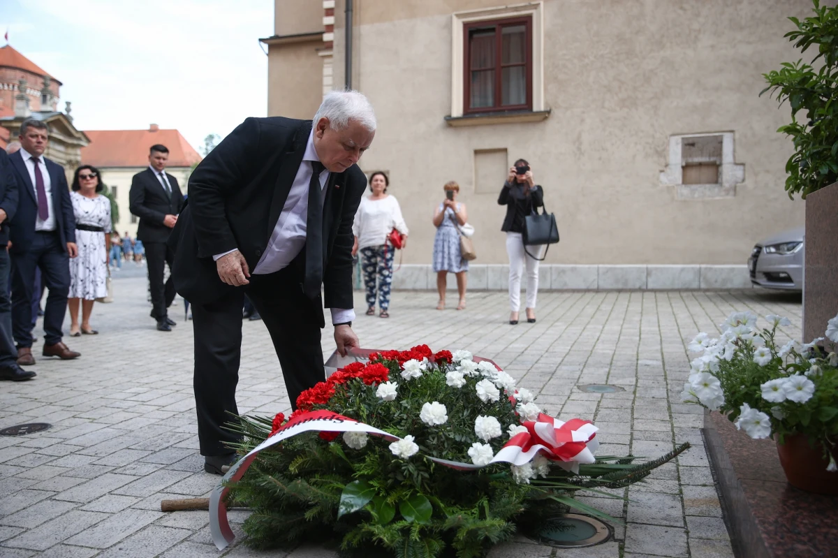 Prezes PiS Jarosław Kaczyński przyjechał we wtorek do Krakowa, aby w katedrze wawelskiej wziąć udział w nabożeństwie z okazji swoich 75. urodzin oraz w intencji Lecha i Marii Kaczyńskich, którzy zginęli w katastrofie smoleńskiej. Demonstranci pod Wawelem próbowali rzucić się na jego samochód. Przy okazji wizyty w Krakowie Kaczyńśki chce pogodzić dwa zwaśnione obozy w małopolskim PiS przed środowym głosowaniem ws. wyboru marszałka województwa.
