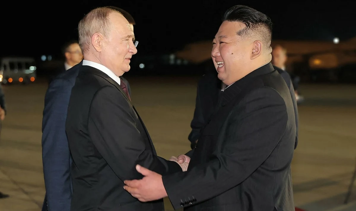 Putin dotarł do Korei Północnej i rozpoczął spotkanie z Kim Dzong Unem - przekazał Reuters, cytując tamtejszą Koreańską Centralną Agencję Prasową. Rosyjskie służby informacyjne zwróciły uwagę na "oficjalną uroczystość powitania" obu przywódców.