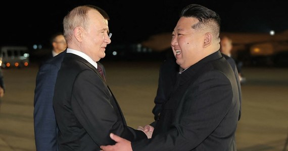 Putin dotarł do Korei Północnej i rozpoczął spotkanie z Kim Dzong Unem - przekazał Reuters, cytując tamtejszą Koreańską Centralną Agencję Prasową. Rosyjskie służby informacyjne zwróciły uwagę na "oficjalną uroczystość powitania" obu przywódców.