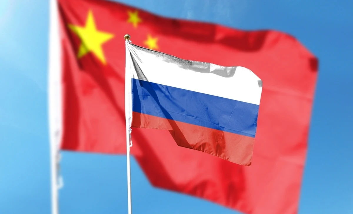 Zamrożenie rosyjskich rezerw finansowych na Zachodzie może przyczynić się do znaczących i globalnych zmian - takiego zdania jest część ekspertów w dziedzinie światowych finansów. Według nich coraz bardziej prawdopodobny staje się odwrót od dolara, a to mogłoby przyczynić się do schyłku amerykańskiej dominacji na świecie. 